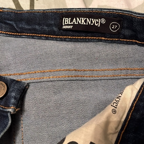 Rose embroidered distressed ankle jeans - Picture 5 of 5